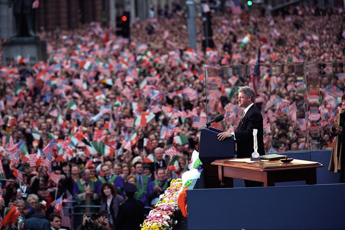 President Clinton addresses the crowd at College Green, Dublin, 1 December 1995